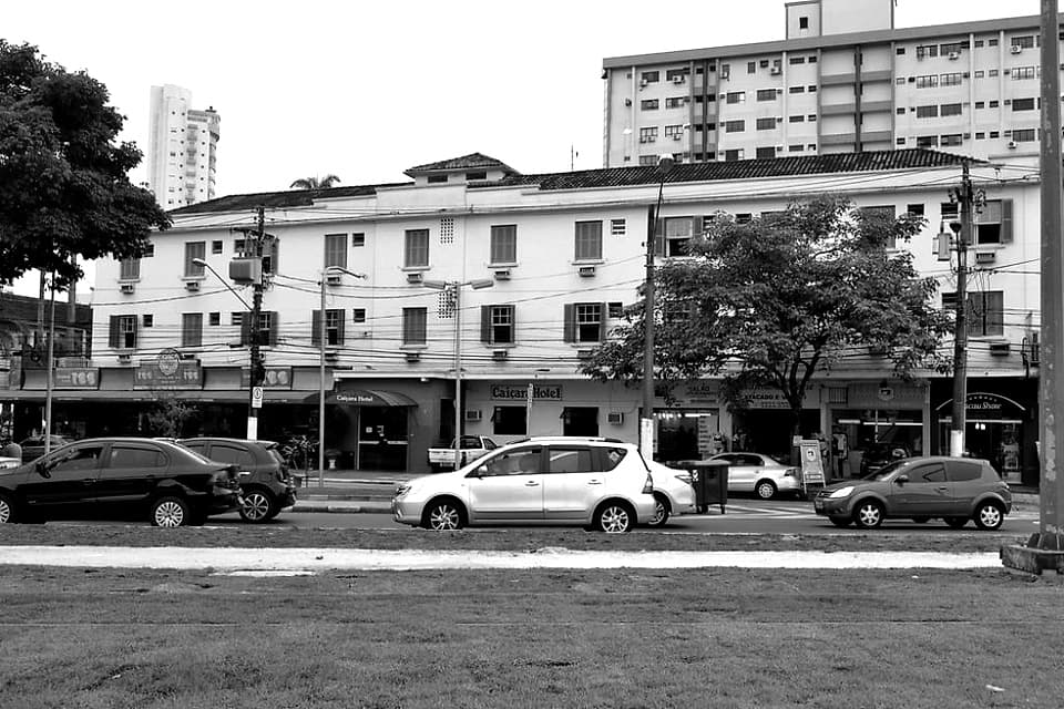 Fachada do Caiçara Hotel na Praça dos Expedicionários, em Santos, em preto e branco